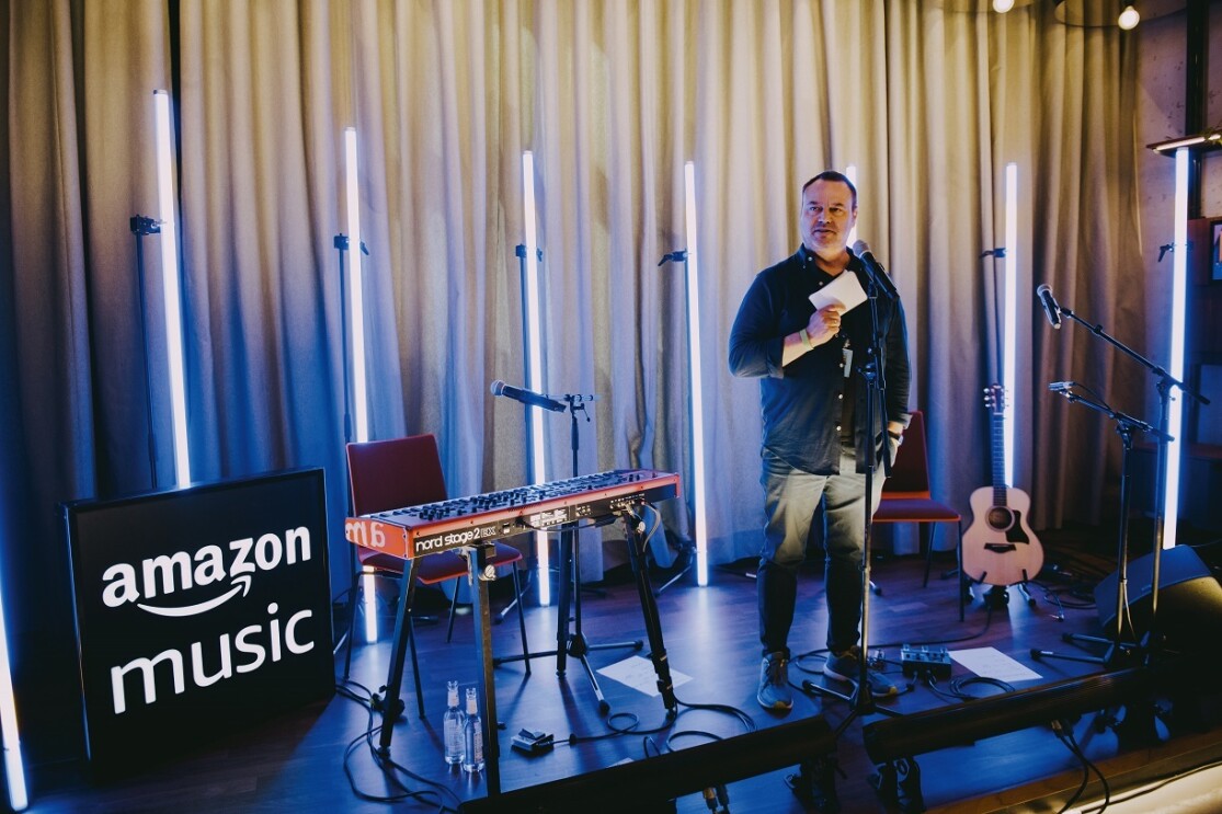 Amazon Music Teamleiter Ulrich Järkel hält eine Rede bei der Eröffnung des neuen Standorts in Berlin.