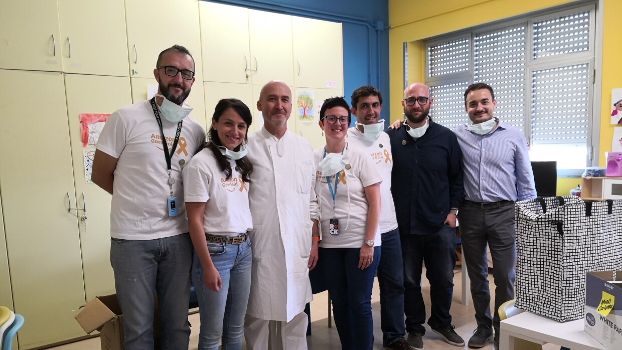 Un gruppo di volontari Amazon in posa