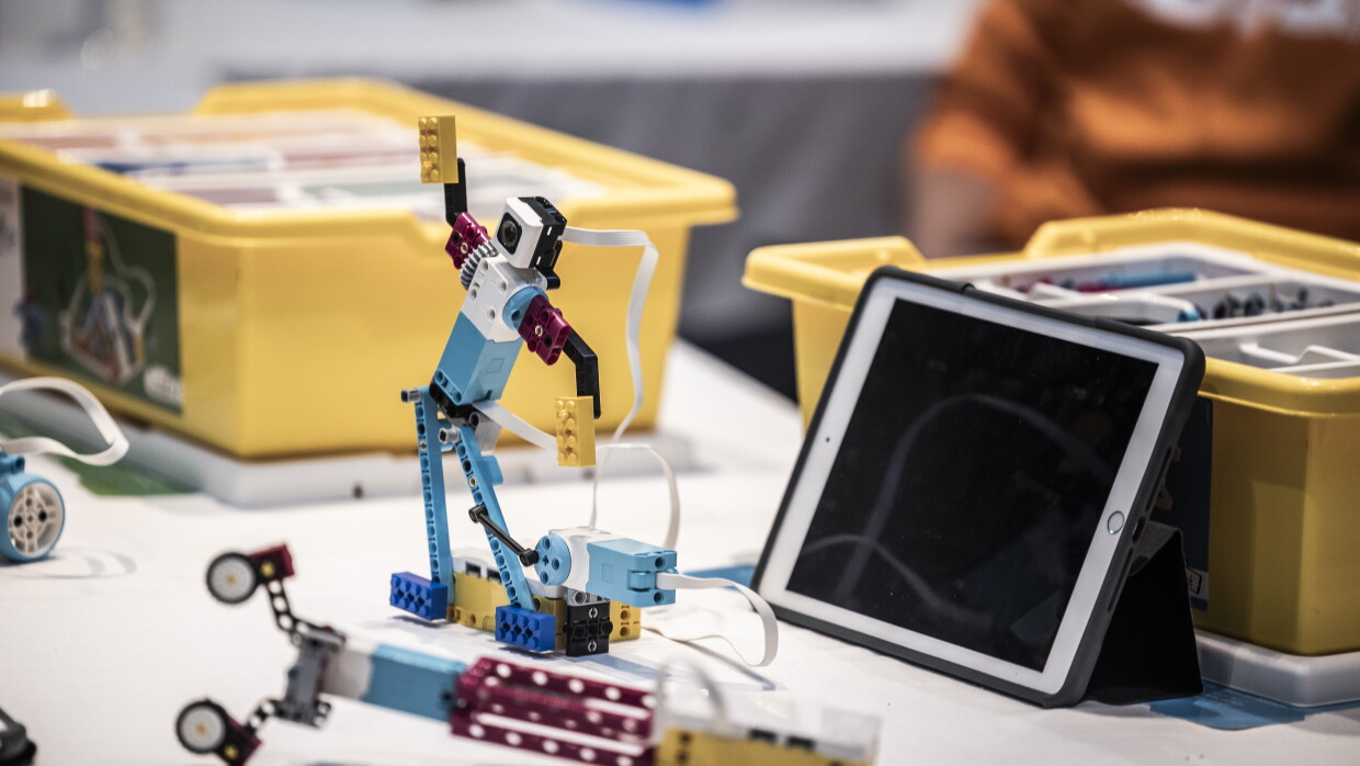 Muestra del material del proyecto AWS Think Big Space. 