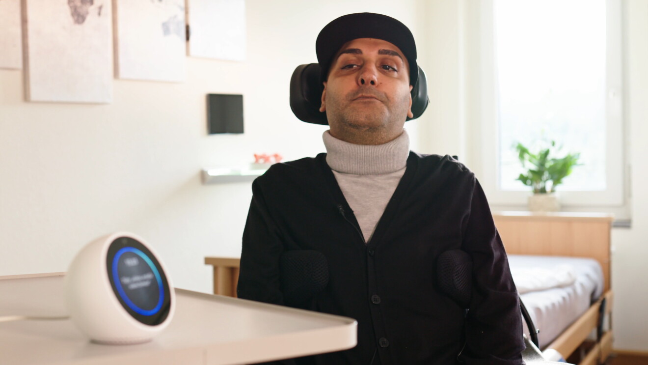 Hamoun Kamai wird von Amazons Sprachassistentin Alexa im Alltag unterstützt.