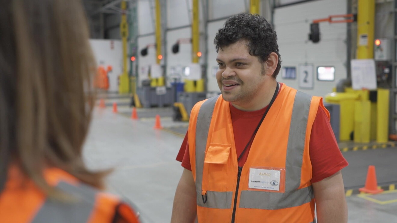 Anxo, empleada de Amazon en Vigo. Momento de la entrevista de Irene respondiendo preguntas. 