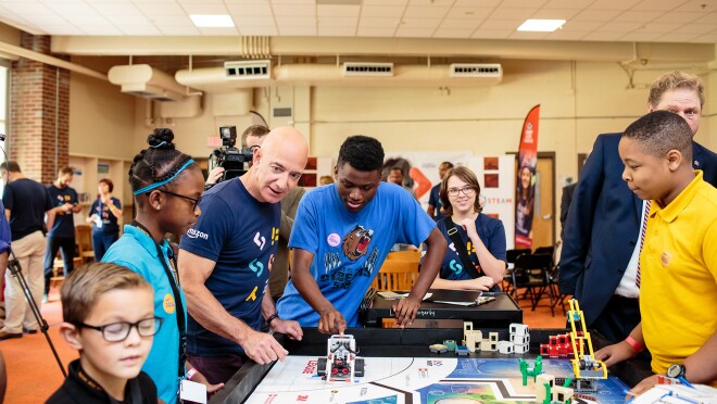 地铁纳什维尔的公立学校的学生喜欢和杰夫·贝佐斯访问亚马逊未来工程师计划宣布扩张到他们的学校。