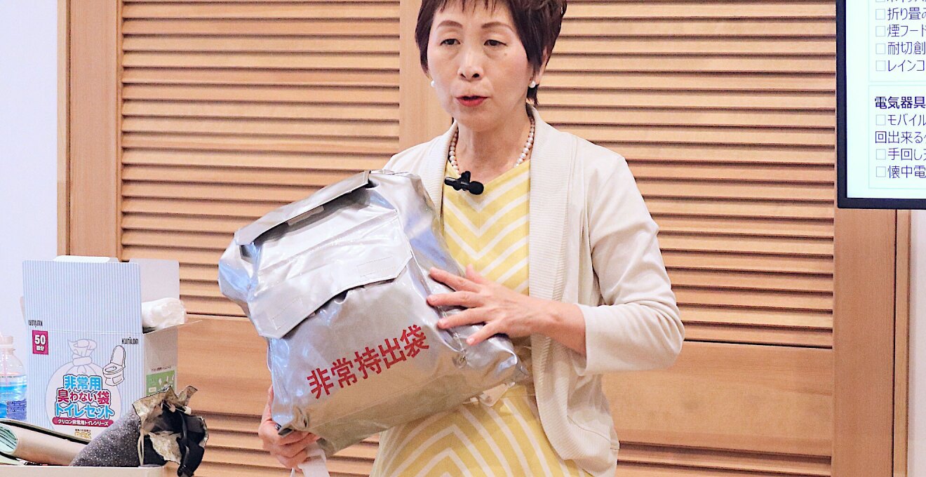 非常持出袋を手に持つ女性(岡部さん)
