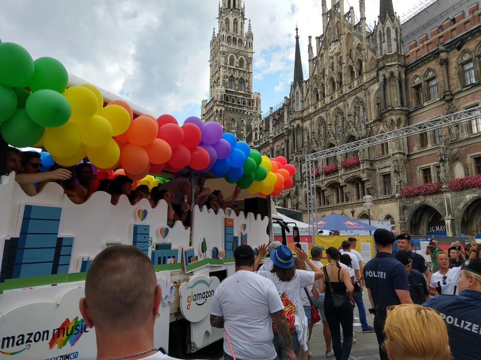 Amazon Mitarbeiter neben dem Glamazon-Wagen auf dem Christopher Street Day in München neben dem Rathaus.