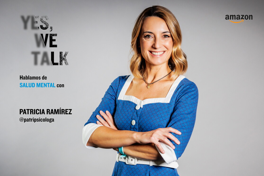 La psicóloga Patricia Ramírez posando con el logo de Amazon y d ela campaña Yes we talk. 