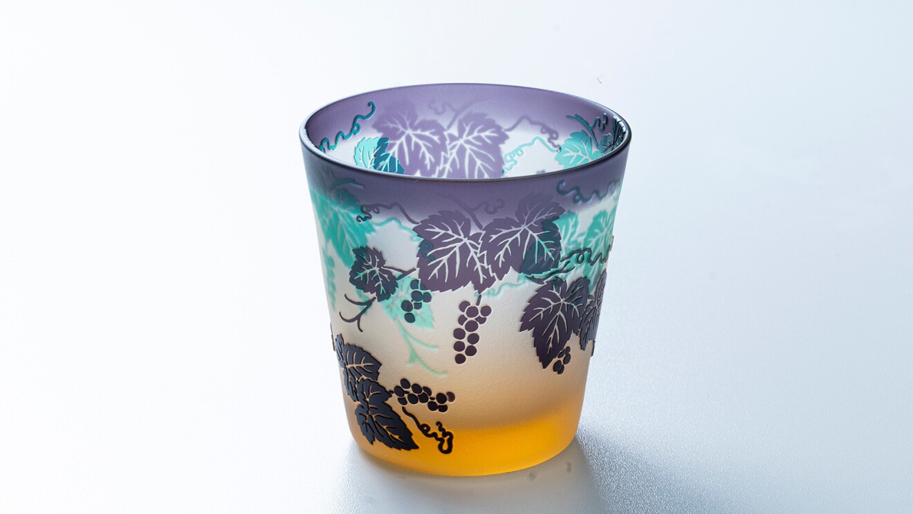 ブドウの柄の色付きガラスが施された繊細な色合いのグラス