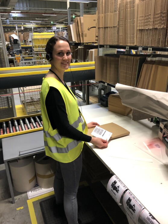Im Amazon Logistikzentrum packen Besucher Valentinstagspäckchen für ihren Schatz
