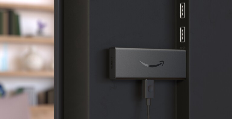 テレビ背面のHDMI端子に挿されたFire TV Stick