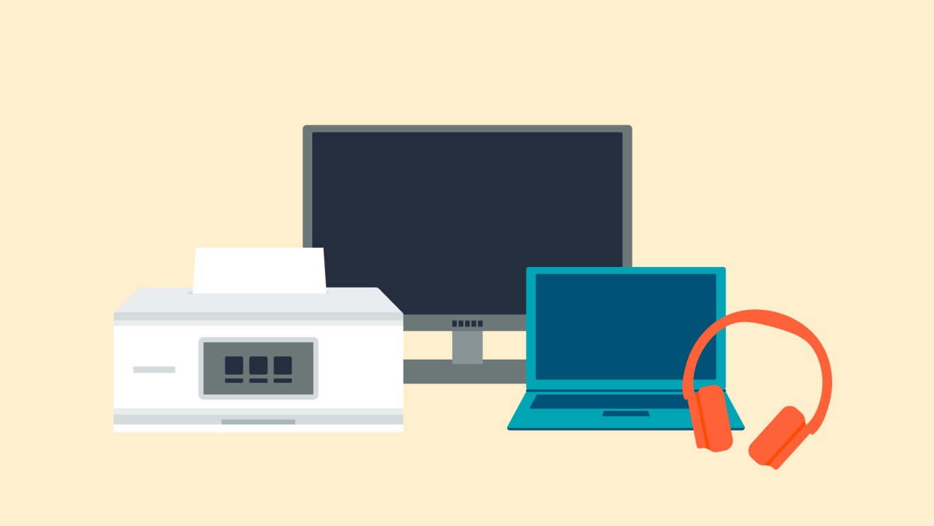 白いプリンター、黒いモニター、青いパソコン、そしてオレンジ色のヘッドセットが置かれているイラスト。
