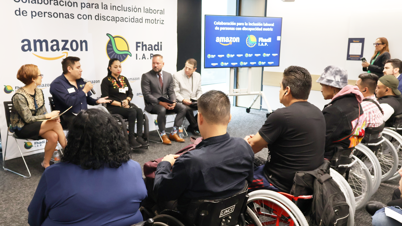 Foto de la fimra del convenio de colaboración entre Amazon México y la Fundación Fhadi.
