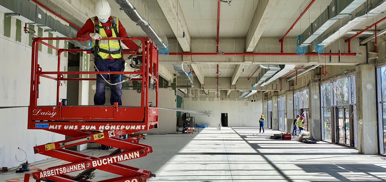 Baurarbeiter auf einer Daisy.