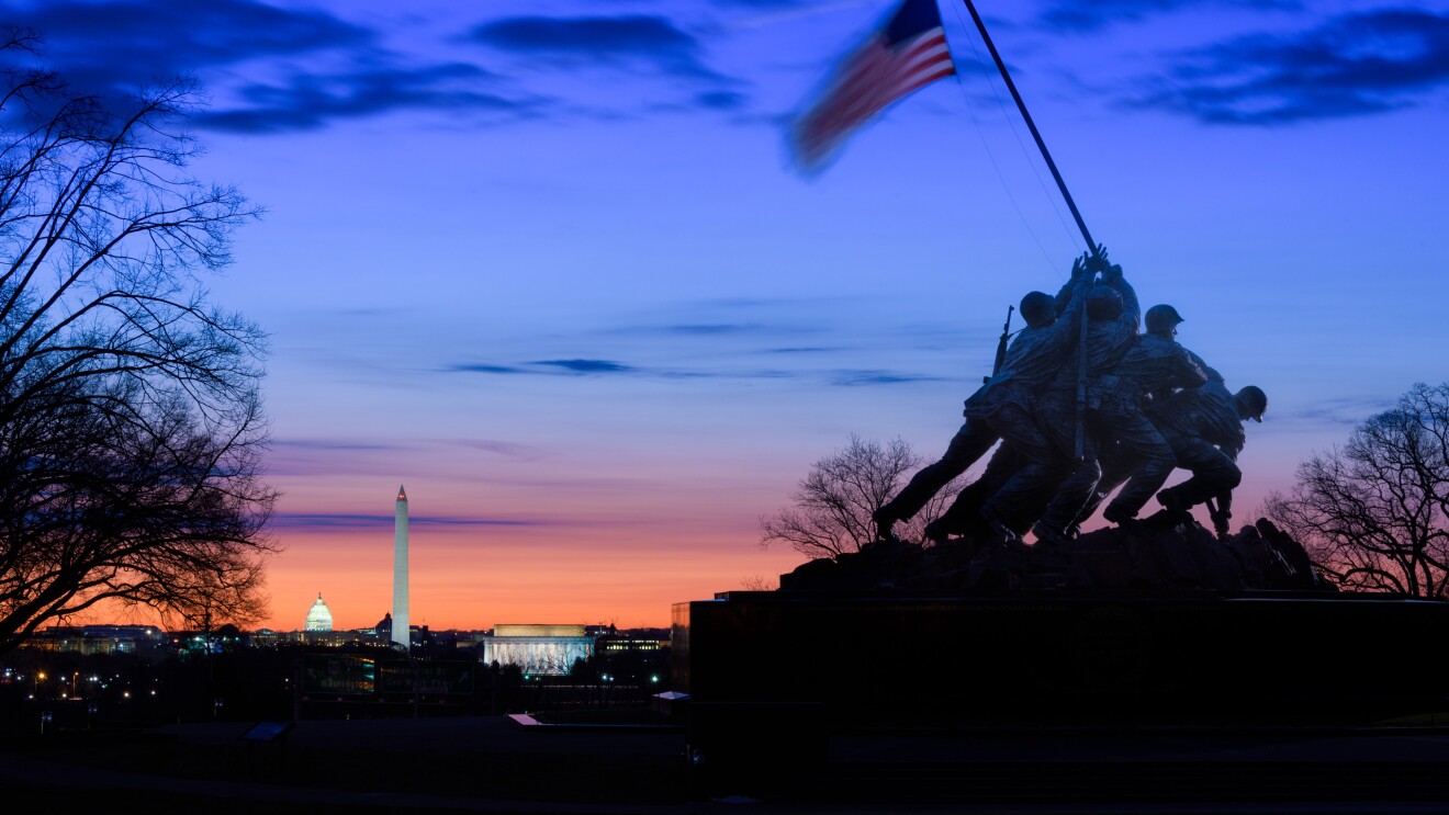 美国海军陆战队战争纪念碑在日落前林肯纪念堂,华盛顿纪念碑,国会大厦和美国消退向地平线