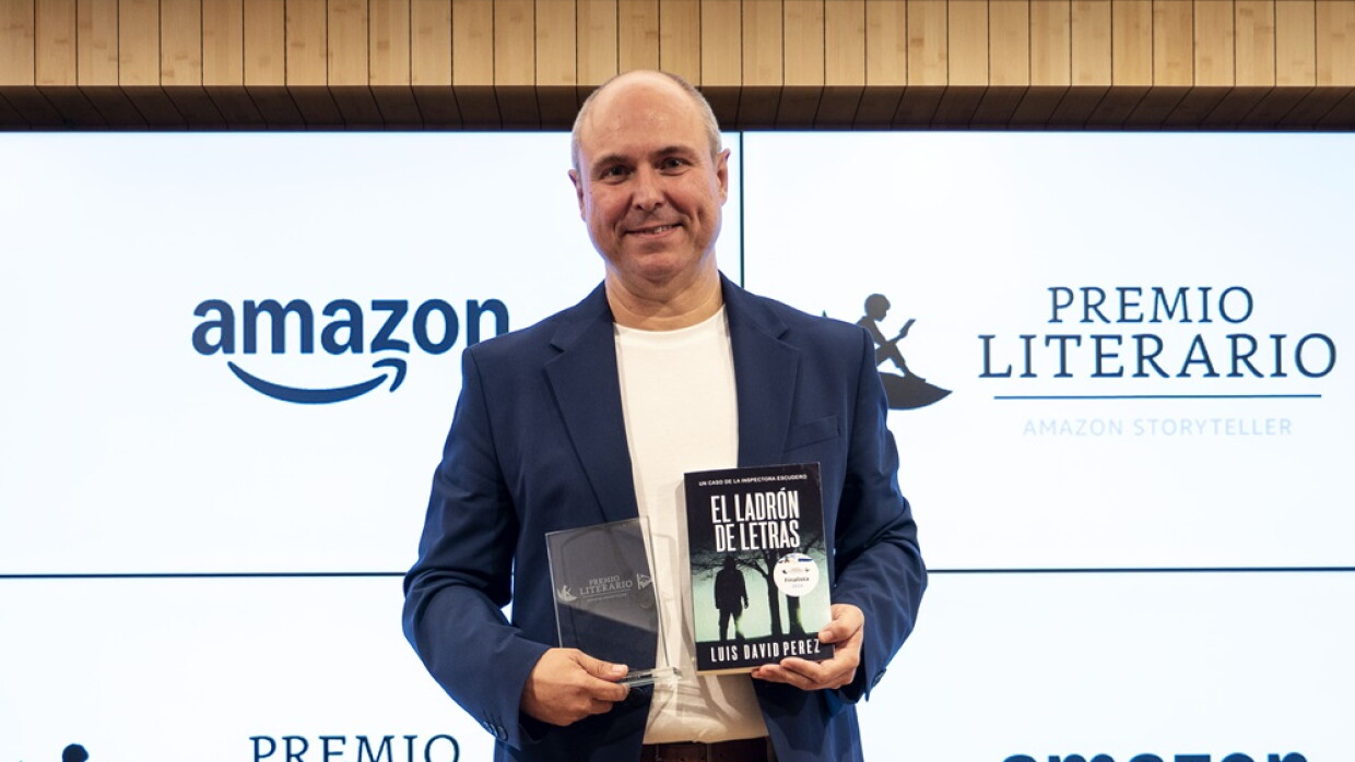 Foto de Luis David Perez ganador de Premio Storyteller 2024.