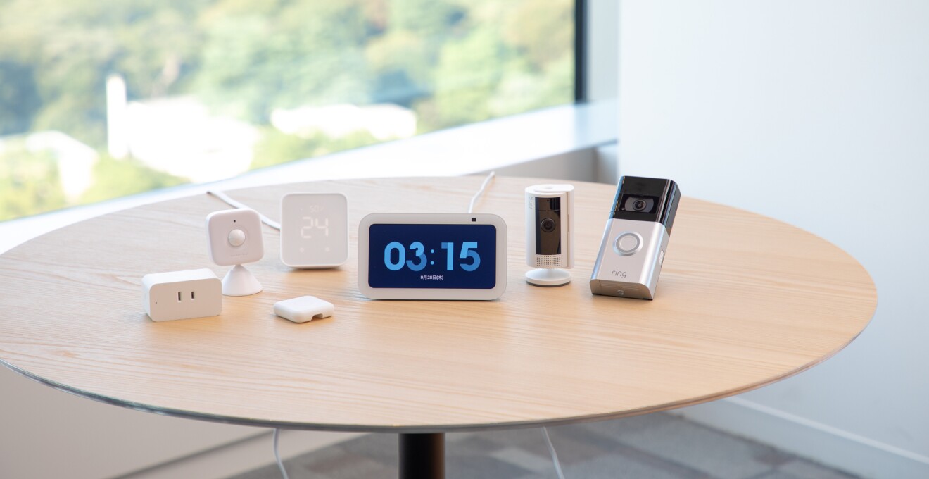 テーブルに置かれたAlexaの6つの周辺機器とEcho Show5