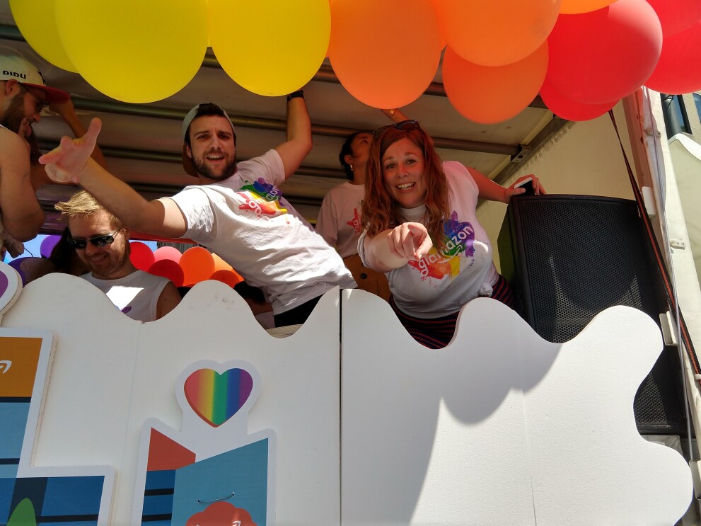 Amazon Mitarbeiter auf dem Glamazon-Wagen auf dem Christopher Street Day in München.