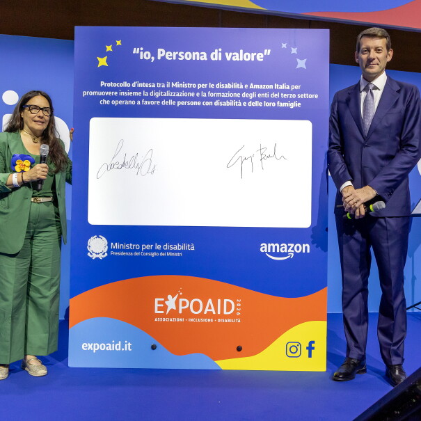 EXPoAID 2026. Giorgio Busnelli, Country Manager Amazon firma un Protocollo d’Intesa con la Ministra per le disabilità della Repubblica Italiana, Alessandra Locatelli.