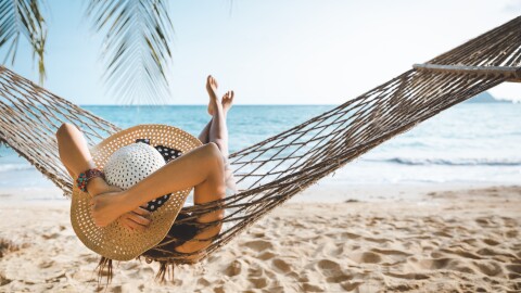 Bronzer sur un hamac.