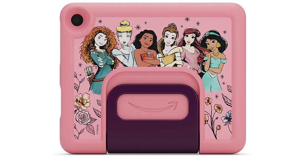 ピンク色のタブレットの背面。全体的にディズニープリンセス6人のイラスト。左上隅にカメラレンズの穴。中央にAmazonロゴ。