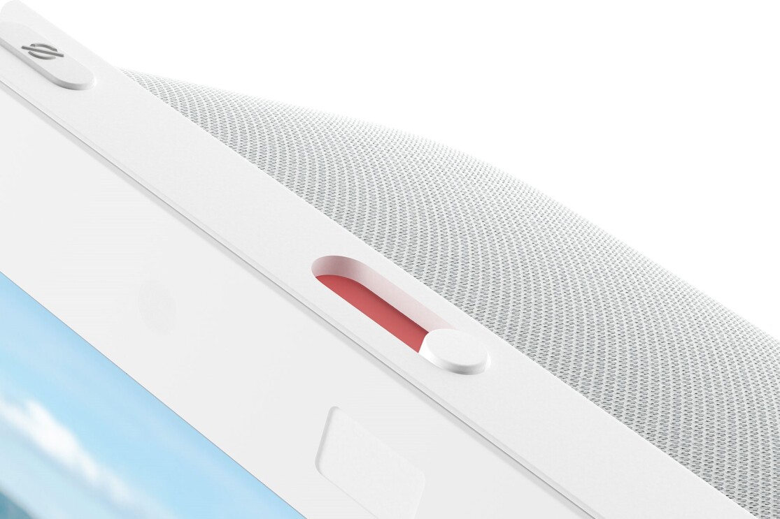 白いデバイスの上部にプッシュ型のボタンとスライド式のスイッチがある。スライド式スイッチの内側は赤色