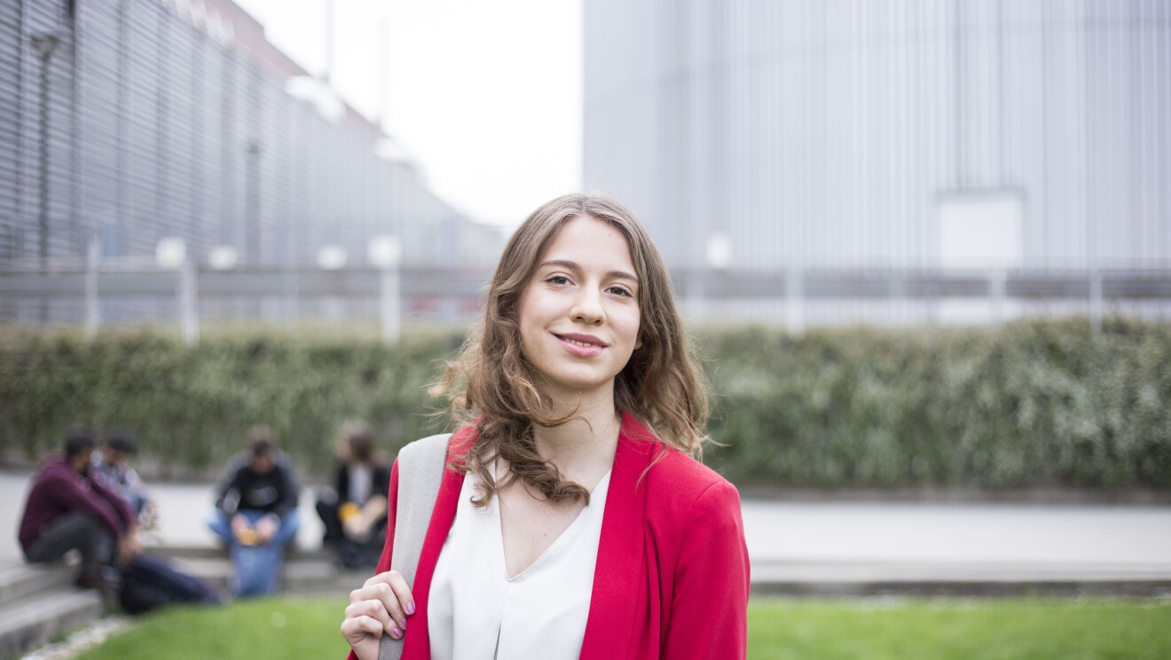 Beatrice Occhiena, sorridente, nel centro di Torino