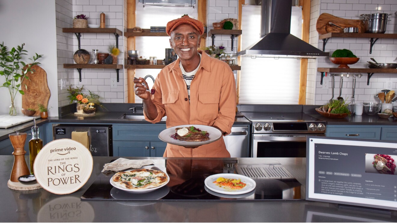 Marcus Samuelsson在厨房里展示他为Prime Video制作的《指环王:权力之环》制作的食谱。