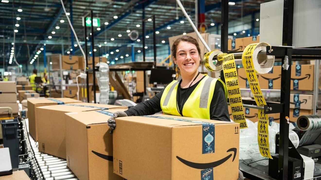 亚马逊实现中心员工处理盒装包准备装运