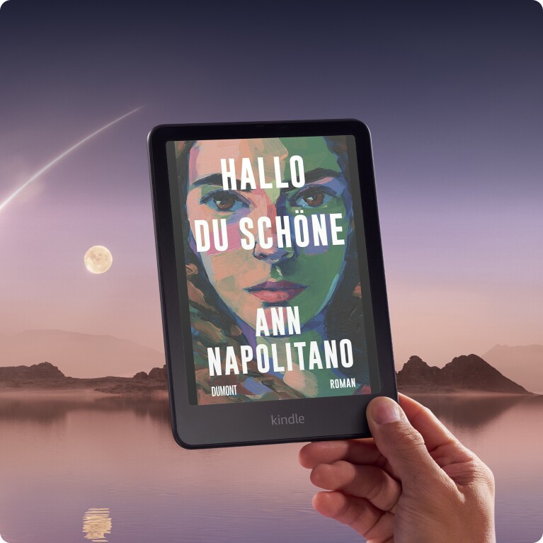 Eine Hand hält einen Kindle Colorsoft mit einem farbigen Buchcover vor einem Abendhimmel.