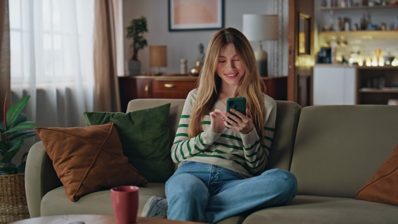 Une femme qui utilise un telephone pour le shopping en ligne