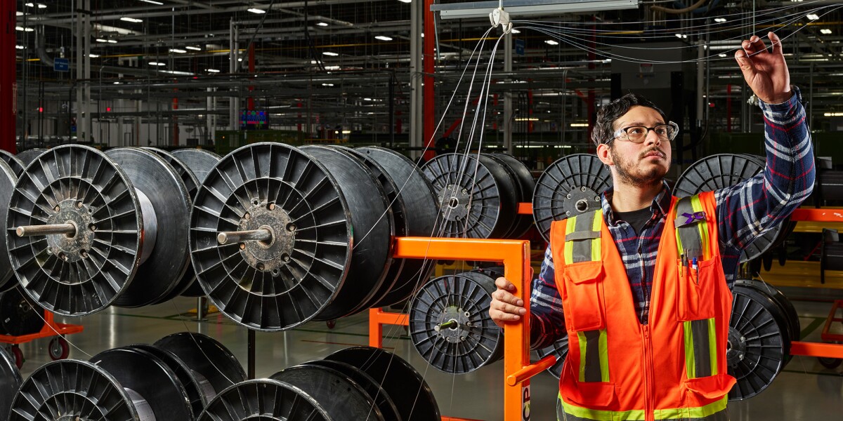 Amazon's multibillion-dollar deal with Corning creates 1,000 jobs in North Carolina - About Amazon