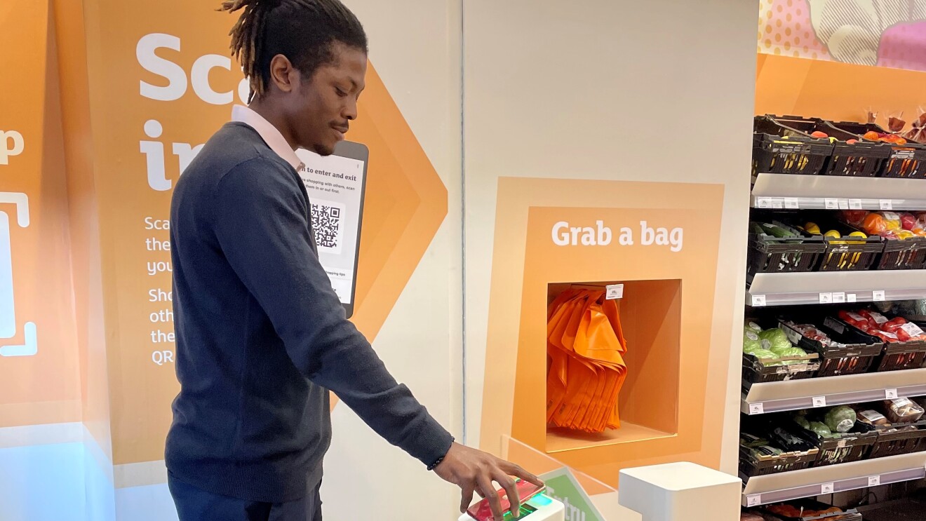 Picture of Customer in the SmartShop Holborn Circus