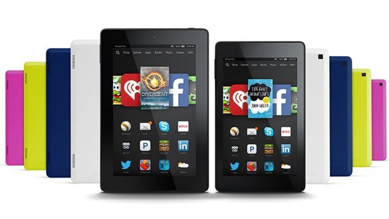 Diez Tablets Fire con fundas de cinco colores diferentes. Solo dos de las diez muestran la pantalla de inicio.