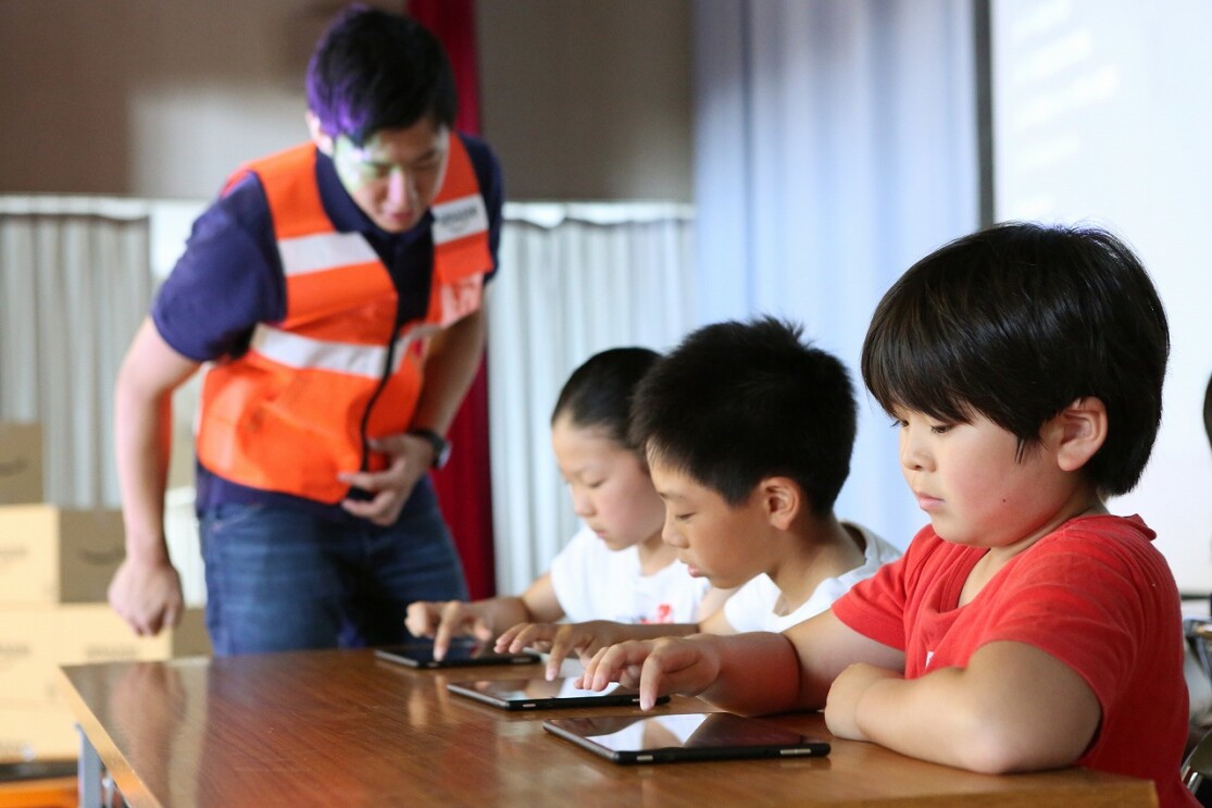 Amazonが、小学生170人に特別授業「STEMワークショップ」を開催!