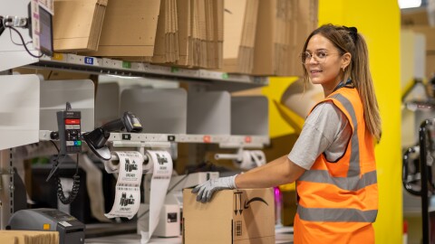 ES 2021 Ops 096 woman in warehouse