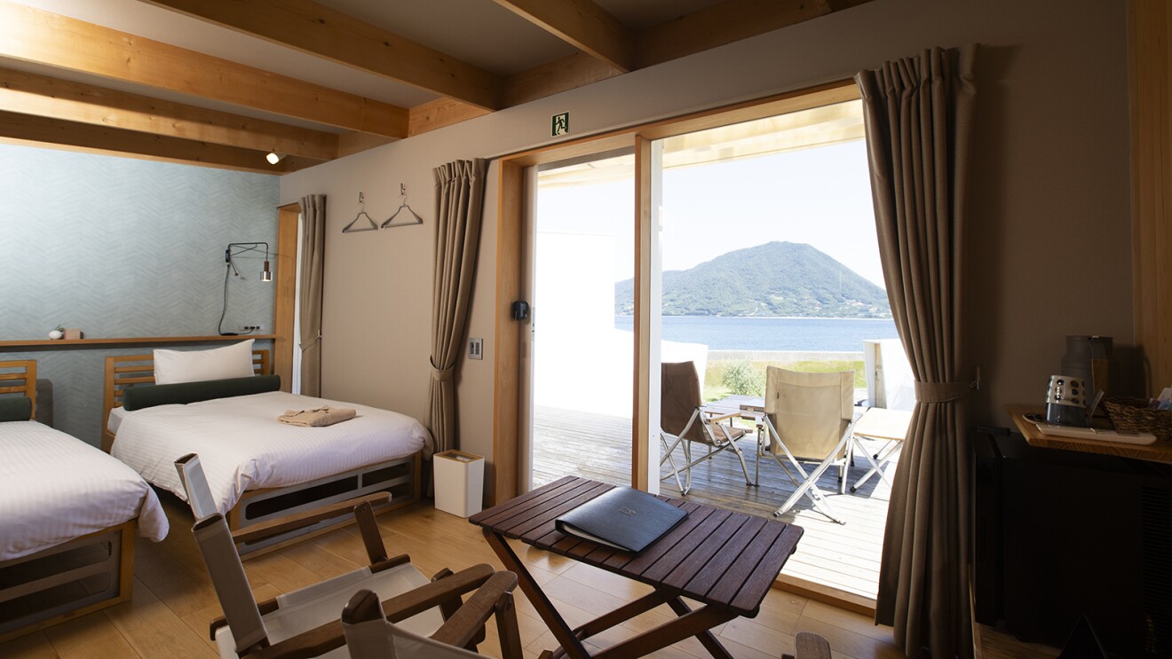 木材が生かされたシンプルなデザインの室内