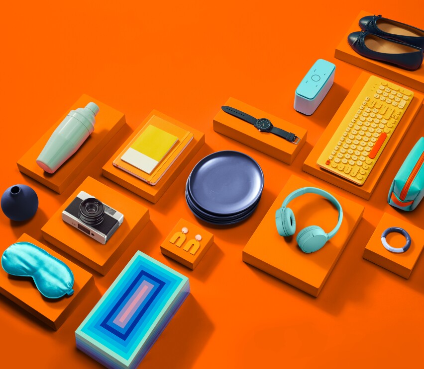 Elektronik und andere Amazon-Artikel auf orangenem Boden.
