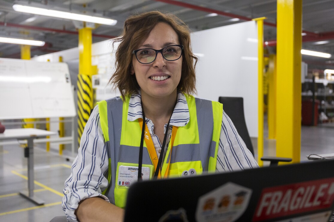 Silvia Logreco nel centro di distribuzione Amazon di Torrazza Piemonte