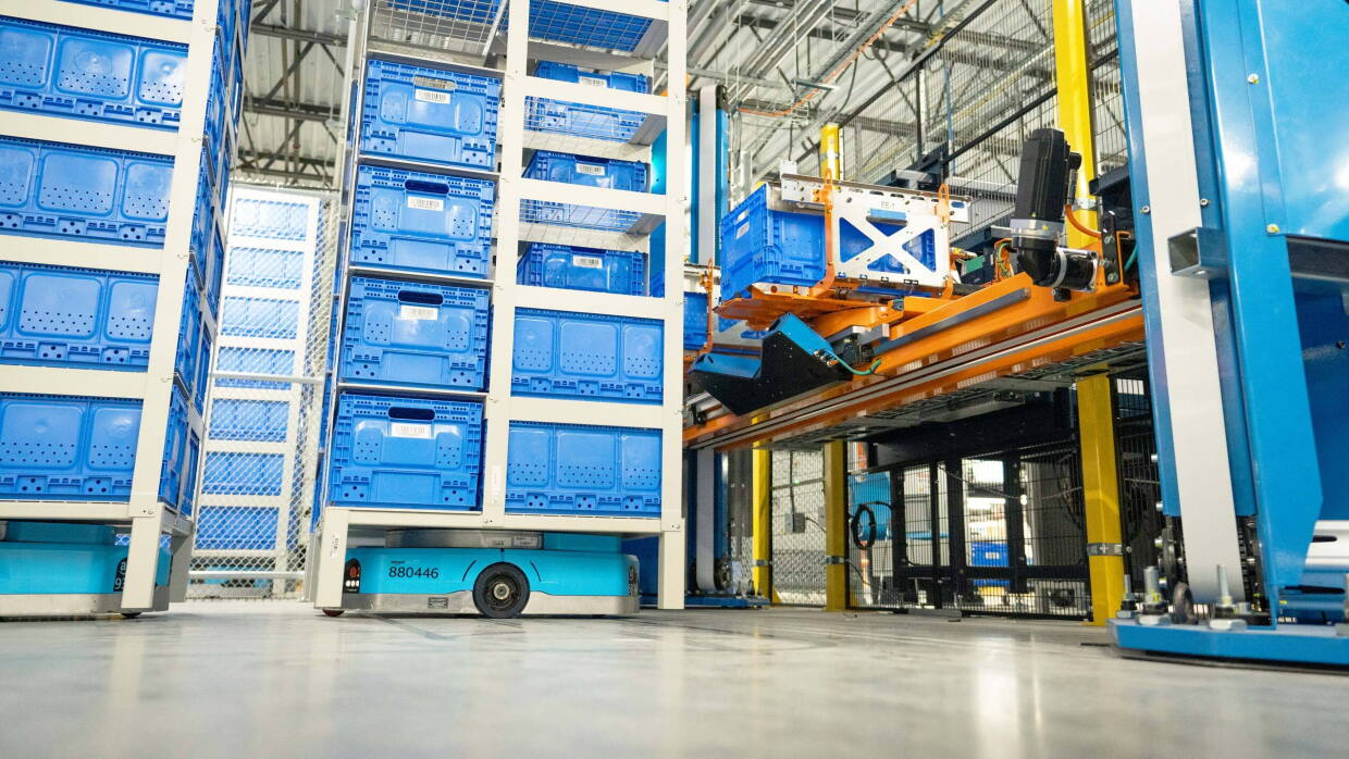 En un centro logístico, Sequoia, el nuevo sistema de robots que va a reducir el tiempo de preparación de pedidos. 