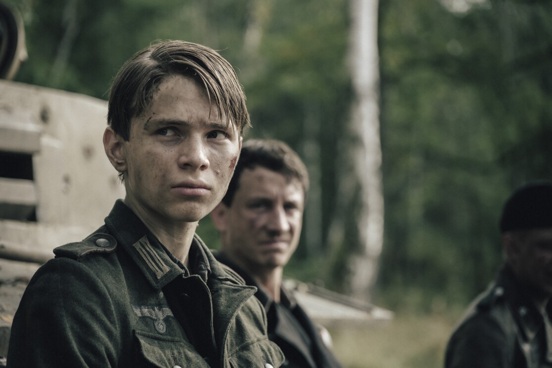 Junger Soldat mit ernstem Gesichtsausdruck in Militäruniform