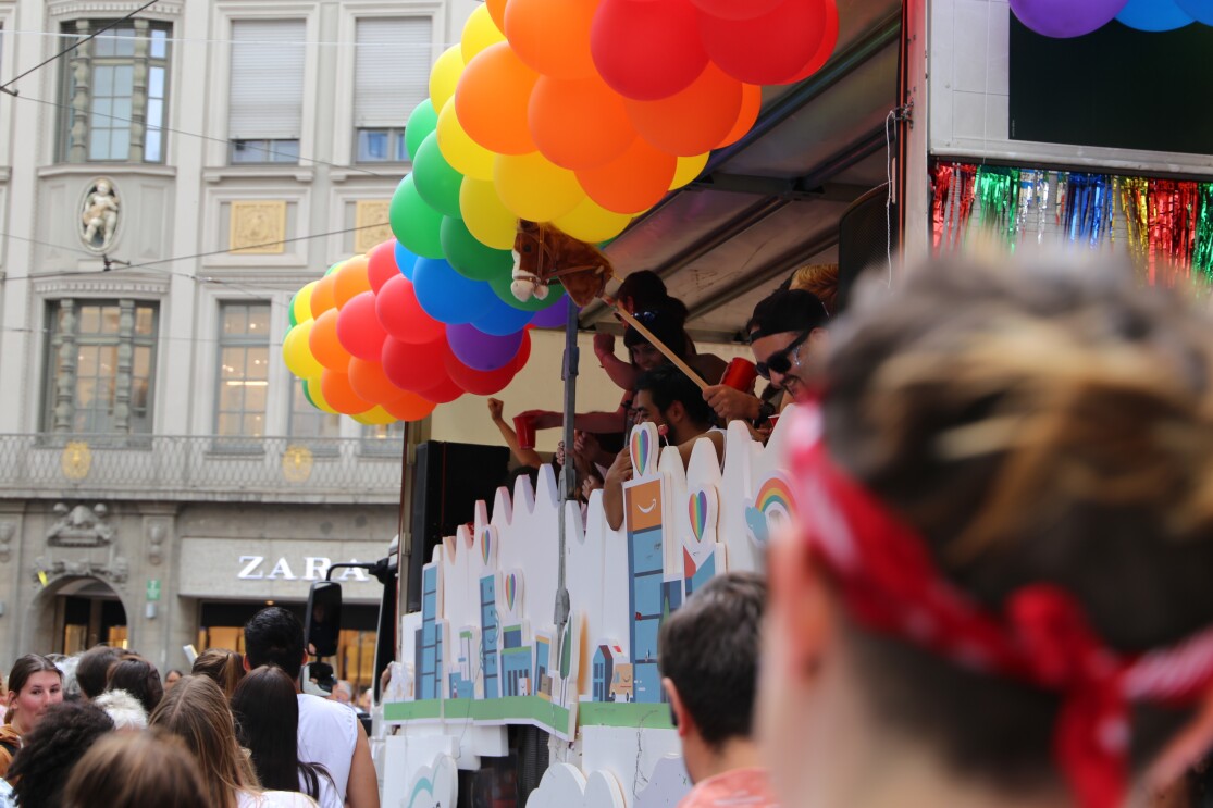 Glamazon-Wagen und Amazon Mitarbeiter beim Christopher Street Day in München.