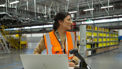 Lavoratori del centro logistico di Amazon
