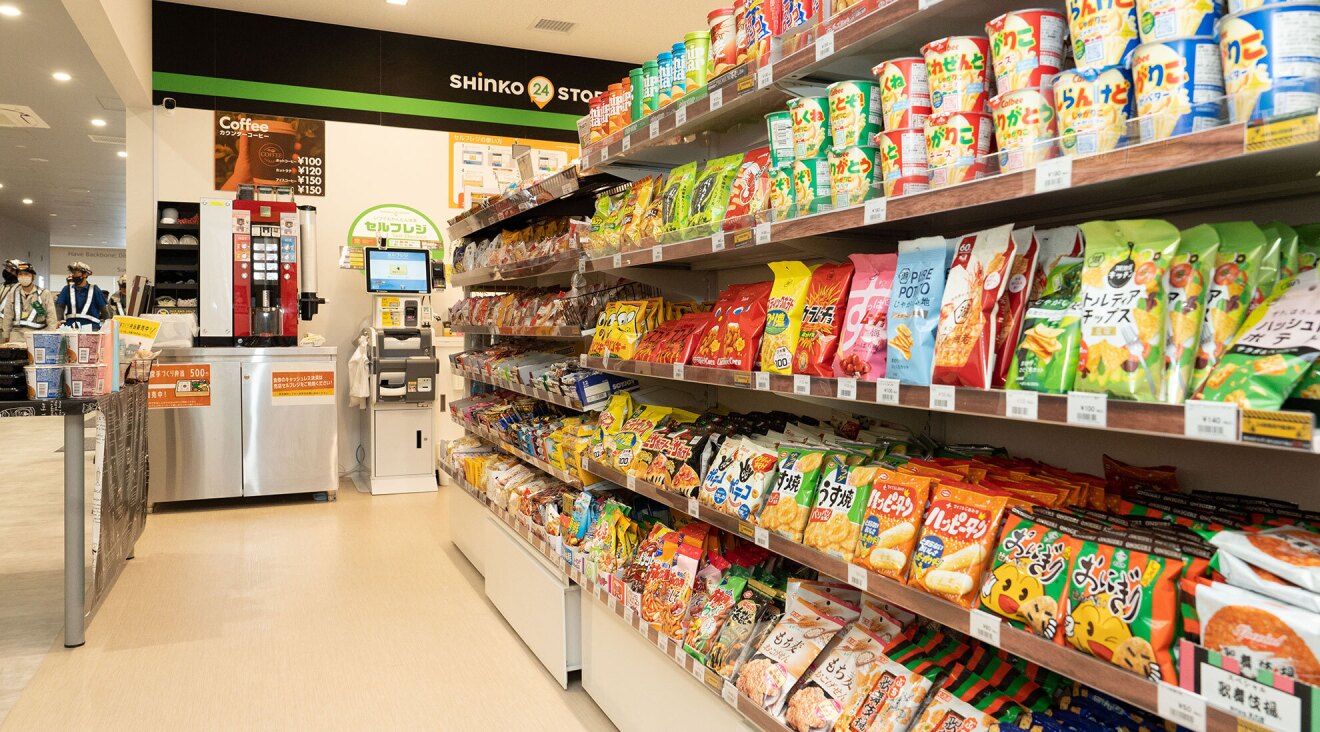 カラフルなお菓子などが並ぶ。廊下に面している