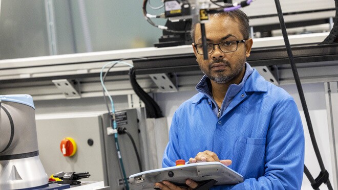 在工厂工作的柯伊伯项目团队成员。