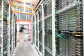 Un técnico de centro de datos trabajando en un centro de datos de AWS
