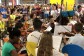 La camerata de Acción Social por la Música en un concierto en el centro logístico de San Fernando de Henares. En el fondo y de pie asociados disfrutando del concierto. En primer plano jóvenes sentados en sillas de colores y delante de la partitura tocando el violín y el violonchelo. También hay dos jóvenes tocando violines de cartón.