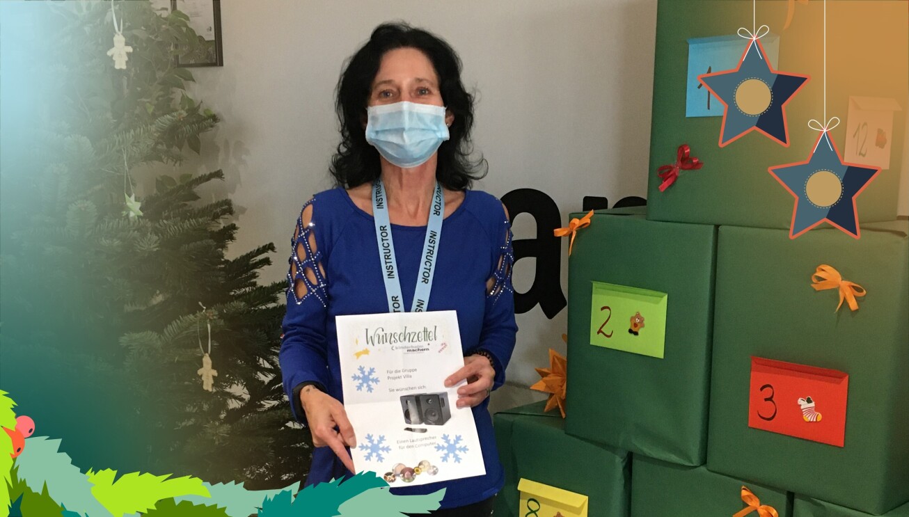 Carmen vor Weihnachtspaketen