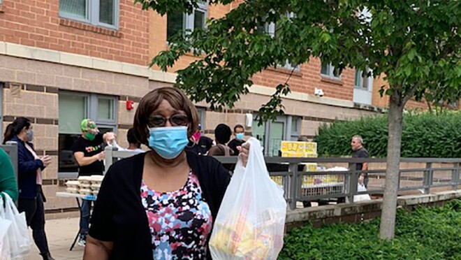 亚马逊捐赠食物当地救援人员和雇佣当地餐馆房地美的酒吧和烧烤HQ2位置准备饭菜