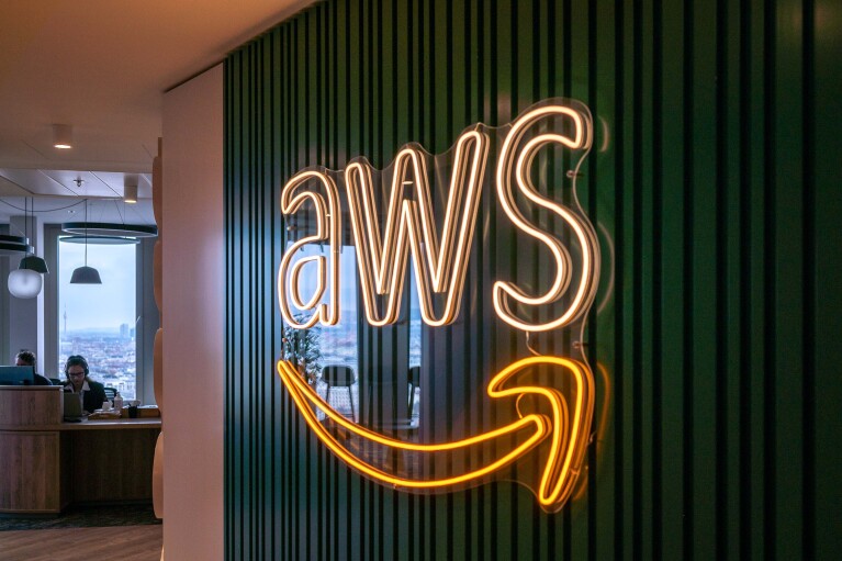 AWS Schriftzug in Leuchtschrift im AWS Standort in Wien