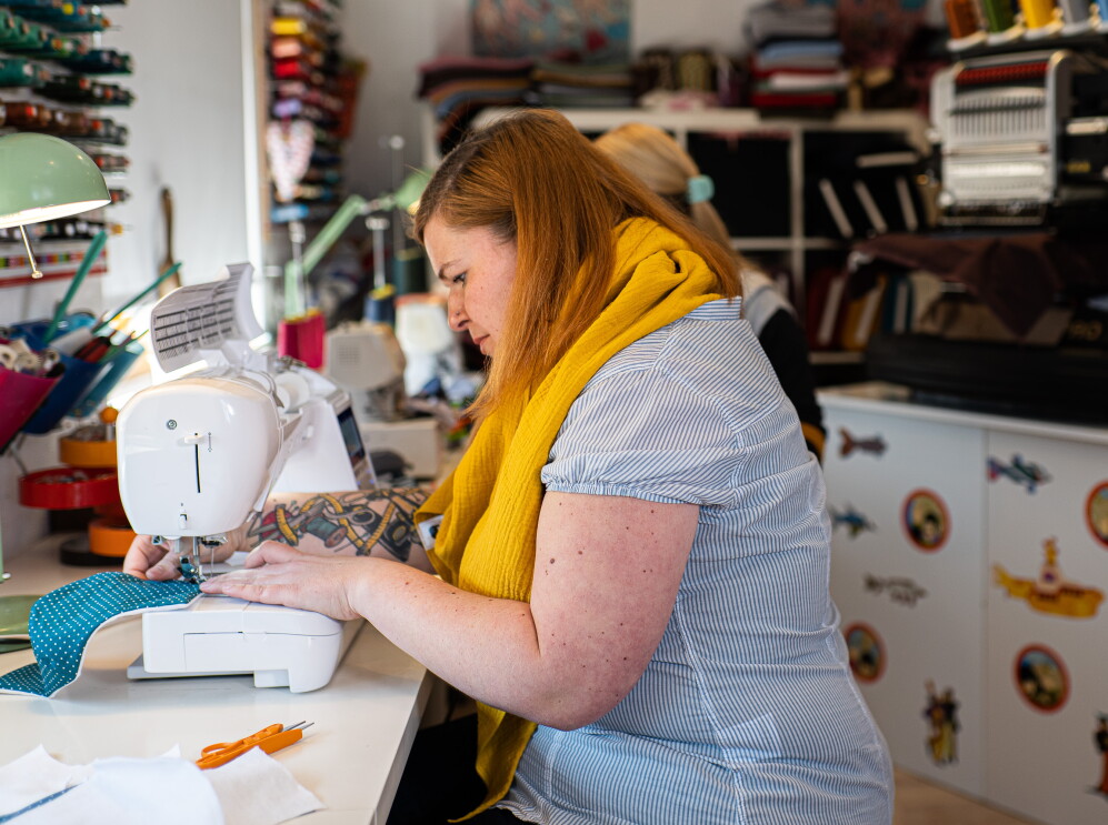 Mummelito_Christina bei der Arbeit an der Nähmaschine.