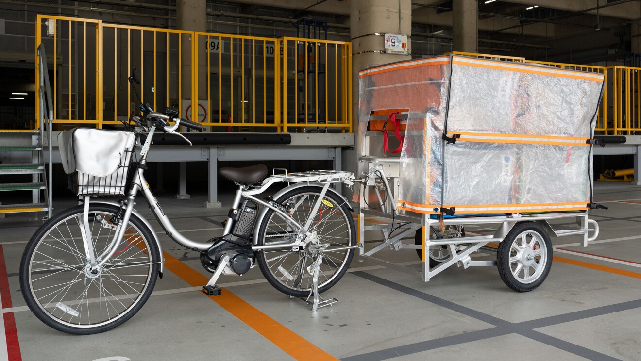 電動アシスト自転車の後ろにリヤカーがついている
