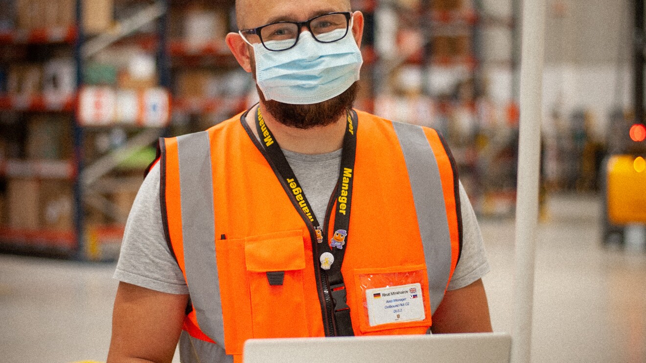 Mitarbeiter mit Maske